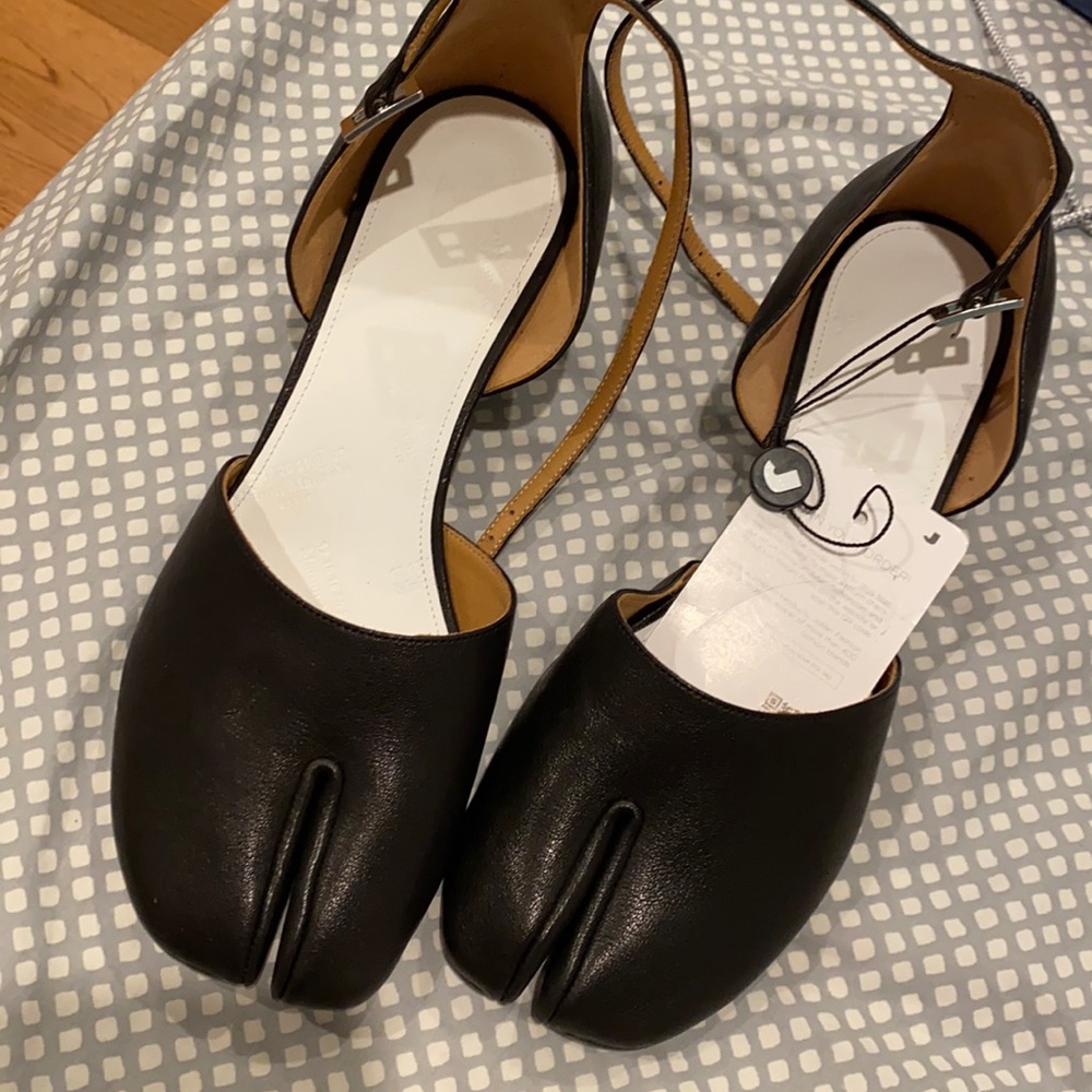 Tabi strap pump